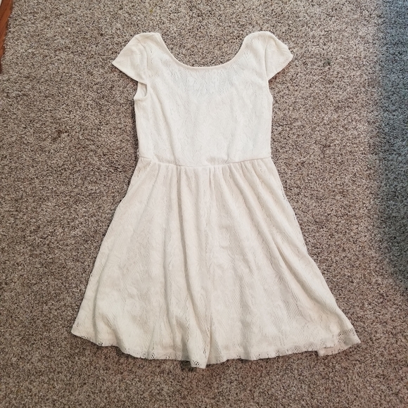 Lace skater dress with cap sleeves - Picture 3 of 5